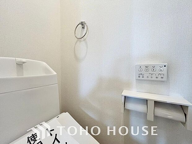 毎日使うトイレには快適な温水洗浄便座を完備しています。清潔感のあるプライベート空間で日々の生活に心地よいゆとりをプラス。毎日の暮らしをさらに一段と快適にしてくれる、嬉しいこだわり設備仕様の住まいです。