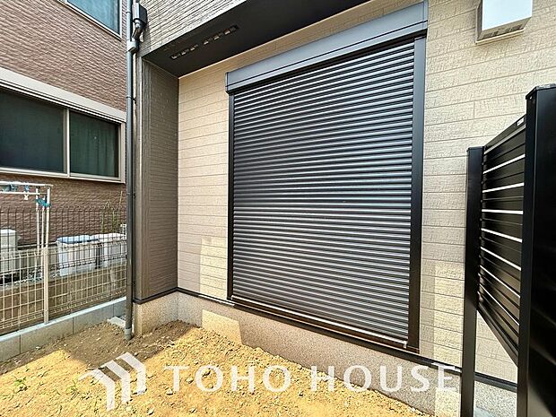 戸建には防犯機能付きシャッターを完備しています。寒い冬でも窓を開けずに、室内からラクラク開閉できるため、毎日の生活がとても便利で快適になります。冷気も入らず、防犯面でも非常に安心できる充実の設備です。