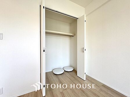 居室にはクローゼットを完備し、自由度の高い家具の配置が叶うシンプルな空間です。衣類や物がすっきりと収まるため、お部屋の広さを有効活用できます。模様替えも楽しみやすく、自分好みの快適な寝室や子供部屋に。