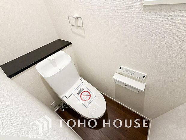 清潔な空間であって頂けますように、目に留まるだけではなく、汚れをふき取り易いフロアと壁紙をチョイス。