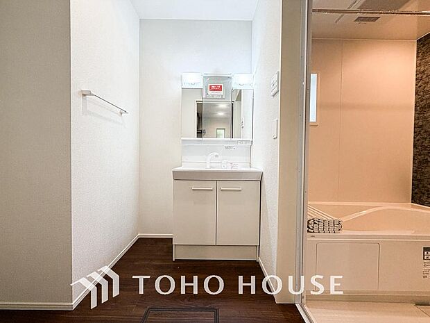 手で洗いたい大切な服など、広く使えると助かる洗面台は汚れの付きにくい形状と素材で造られております。