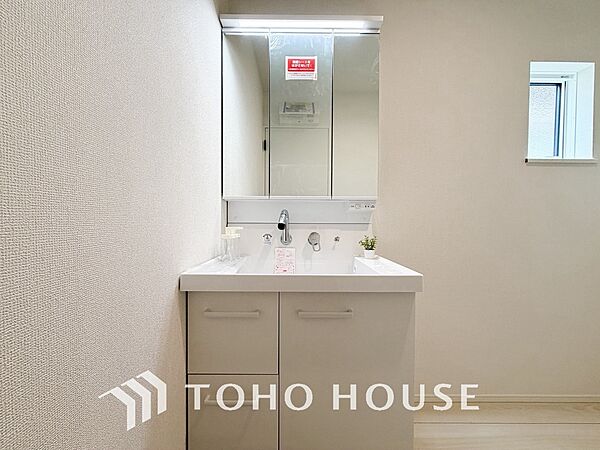 手で洗いたい大切な服など、広く使えると助かる洗面台は汚れの付きにくい形状と素材で造られております。