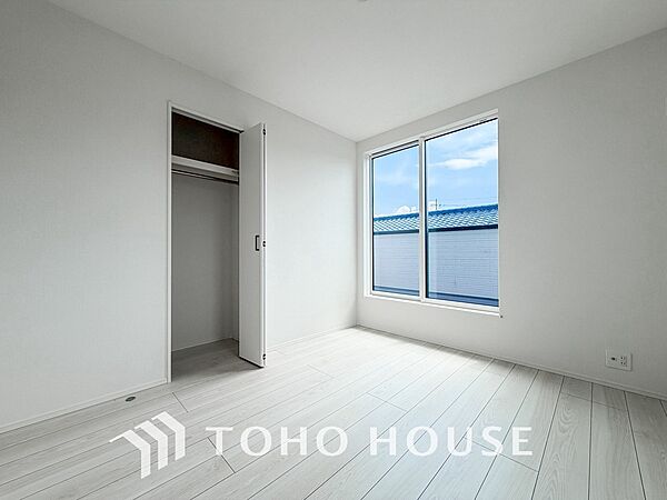 建物内部の収納には拘りました。共有部分に設けた収納。お荷物が多い方にも安心です。