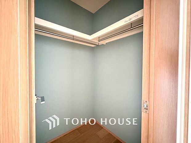 たっぷりと荷物が収納できるよう、ウォークインクローゼットを完備しました。実際の大きさや、広さの感覚は、画像とは異なりますので、ぜひ現地に足を運んでいただき、ご自身の目でその魅力を確かめてみてください。