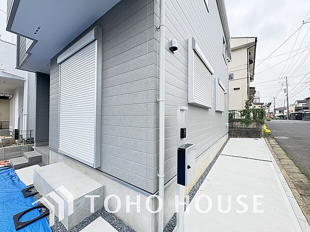戸建にも防犯機能のシャッターを完備しております。寒い冬でも部屋の中から開閉が可能です。わざわざ窓を開ける必要がないため室内の温かい空気を一切逃がさず、毎日の暮らしをいつでも快適にサポートしてくれます。