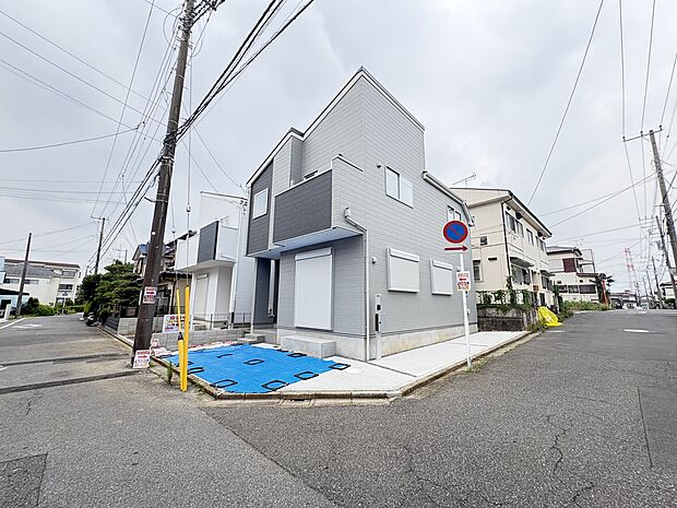 マンションとは異なり、移動がスムーズな敷地内駐車場を完備。荷物の多い日も安心です。いつでも自宅の目の前で愛車のお手入れができるため、車好きのご主人様も大満足。日々のカーライフがより快適になります。