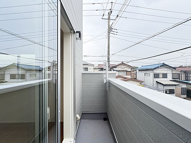 豊かな陽光に照らしだされる素敵な空間。季節を問わず、華やいだ素敵な風景をお楽しみいただけます。明るく開放的なリビングは自然と笑顔が溢れる場所となり、毎日の暮らしに上の癒やしと心地よさをもたらします。