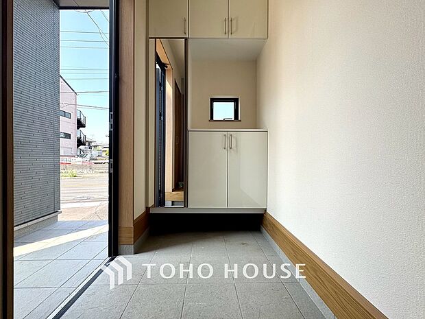 毎日家族を見送り、そして迎え入れる「帰りたくなる家」をテーマに設計した自慢の玄関です。「ただいま」「おかえり」。新居で交わす何気ない挨拶や、日々のやり取りが、家族の絆をより一層深めて心地よく響きます。