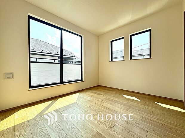 お子様の心と身体を見守る子供部屋として、小さな自立心を育むお部屋作り、を見越してご覧下さい。プライベートな時間を大切にしながら、のびのびと自分らしさを育み、健やかに成長できる、快適な空間を実現します。