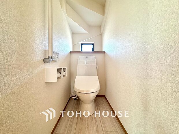 清潔な空間であって頂けますように、目に留まるだけではなく、汚れをふき取り易いフロアと壁紙をチョイス。快適な温水洗浄便座付。手洗い一体型のトイレはスペースの節約ができ、ゆったりとした空間が確保できます。