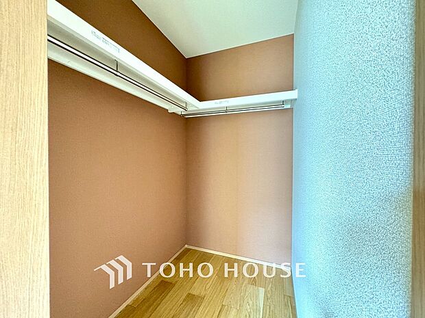 たっぷりと荷物が収納できるよう、ウォークインクローゼットを完備しました。実際の大きさや、広さの感覚は、画像とは異なりますので、ぜひ現地に足を運んでいただき、ご自身の目でその魅力を確かめてみてください。