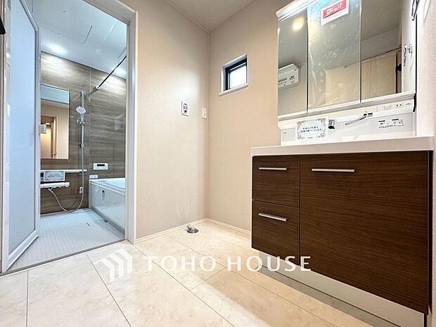 平日の朝であっても落ち着きとくつろぎを感じられる空間。気持ちよく身だしなみを整えられます。ゆとりある広さの洗面台には大型ミラーや収納も完備。慌ただしい朝の時間にも、心地よいゆとりが生まれる設計です。