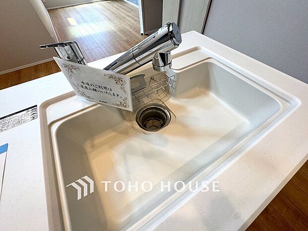 浄水と原水をボタン一つで切り替えられる浄水器一体型水栓。近年主流になりつつある人気の設備です。料理には美味しい浄水を、日常の洗い物には原水をワンプッシュで使い分け。シンク周りもすっきり美しく保てます。