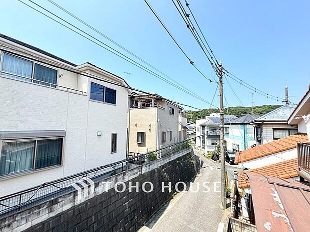 豊かな眺望にふさわしい空間は、通風・採光に優れ、心地よい光と風があふれています。明るい陽ざしが差し込む開放的なリビングとも繋がり、毎日の暮らしに上質な癒やしと特別な時間を届けてくれる素敵な住まいです。