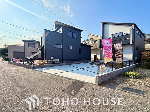 街並みの風景に包み込まれながら、瀟洒な印象も湛えて佇みます。