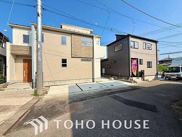 街並みの風景に包み込まれながら、瀟洒な印象も湛えて佇みます。