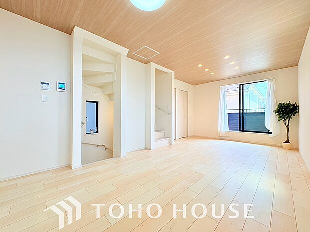 一日の中で多くの時間を過すことになるリビング。爽やかな通風と採光を存分に感じる事が出来る空間です。