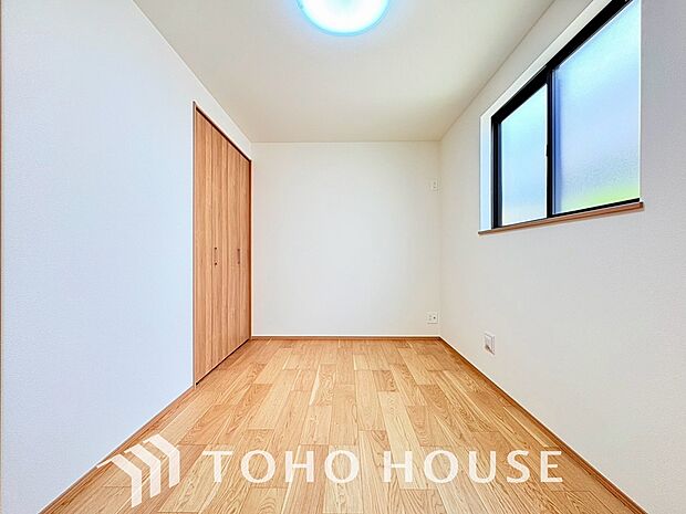 夫婦のプライベート空間として最適な広々とした主寝室。大型ベッドやドレッサーも余裕で配置できます。大型クローゼット完備で収納力も。一日の疲れを癒やし、心地よい眠りを叶える上質なプライベート空間です。