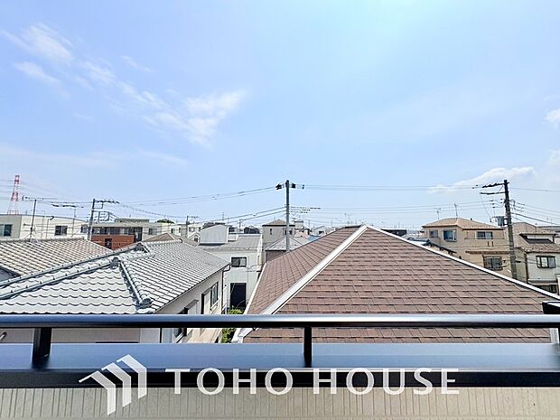 豊かな眺望にふさわしい空間には、優れた通風と採光により、心地よい光と風があふれています。圧倒的な開放感と、四季の移ろいを肌で感じる贅沢な住み心地。この地ならではの特別な情景を、ぜひ現地でご体感下さい。