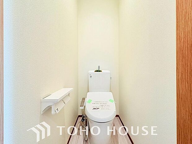 白で統一された清潔感あふれるトイレ。快適な温水洗浄機能付きで、毎日を心地よく過ごせます。お手入れの手軽さと明るく爽やかな空間設計が魅力のプライベート空間です。細部までこだわった仕様を現地でご覧下さい。