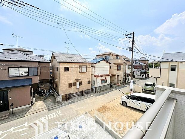 豊かな眺望にふさわしい空間には、優れた通風と採光により、心地よい光と風があふれています。圧倒的な開放感と、四季の移ろいを肌で感じる贅沢な住み心地。この地ならではの特別な情景を、ぜひ現地でご体感下さい。