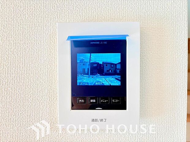 「見える安心」を実現するTVモニター付きインターホンを設置。来訪者の顔を室内から一目で確認できるため、防犯性が高く、お子様の留守番時も安心です。家族の安全を守る確かな配慮を、ぜひ現地でお確かめ下さい。