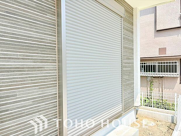 空き巣などの侵入を防ぎ、防犯性を高める一戸建ての防犯シャッター。台風や突風時の飛来物から窓ガラスを守る防災効果もです。遮音性や遮光性にもめて優れ夜間も安心して眠れる快適で安全な住まいを叶えます。