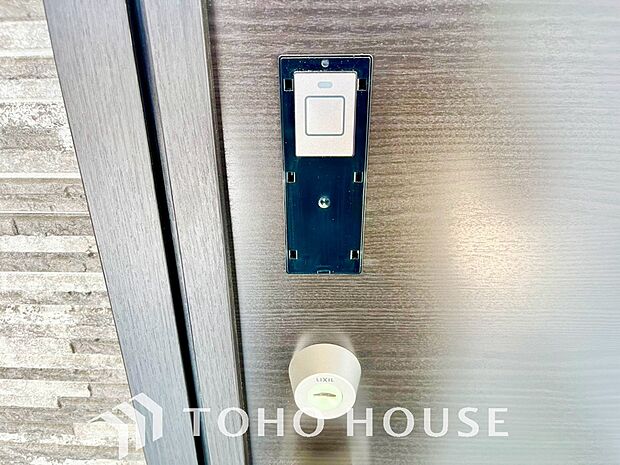 防犯対策への意識が高まっている最近では、補助錠として鍵穴のない電子錠を選ぶ方も増えています。