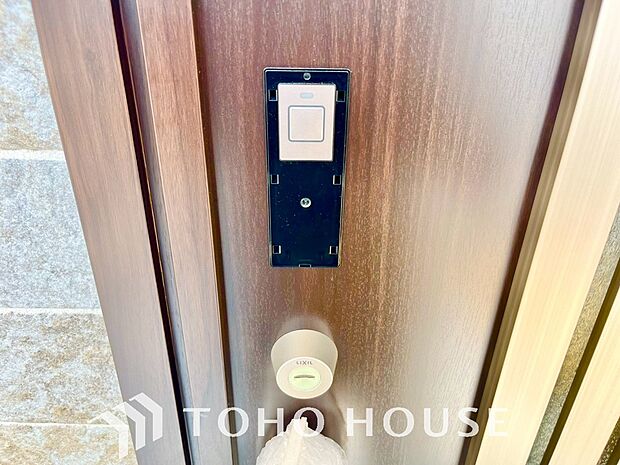 防犯対策への意識が高まっている最近では、補助錠として鍵穴のない電子錠を選ぶ方も増えています。