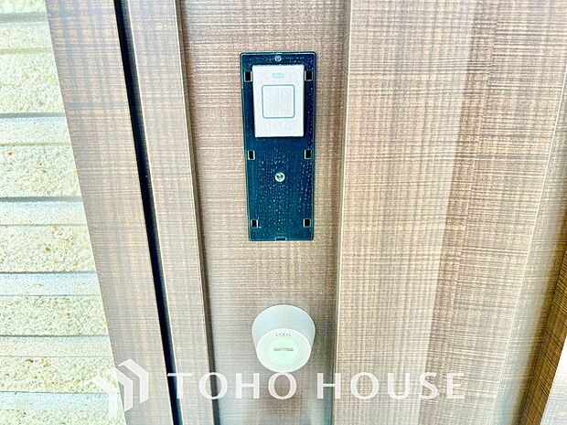 防犯対策への意識が高まっている最近では、補助錠として鍵穴のない電子錠を選ぶ方も増えています。