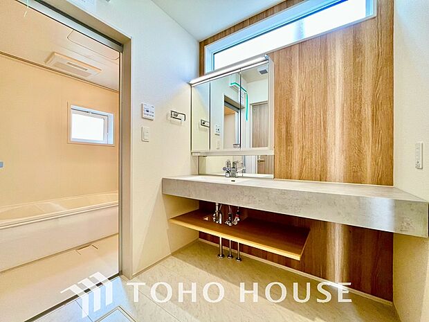 手で洗いたい大切な服など、広く使えると助かる洗面台は汚れの付きにくい形状と素材で造られております。