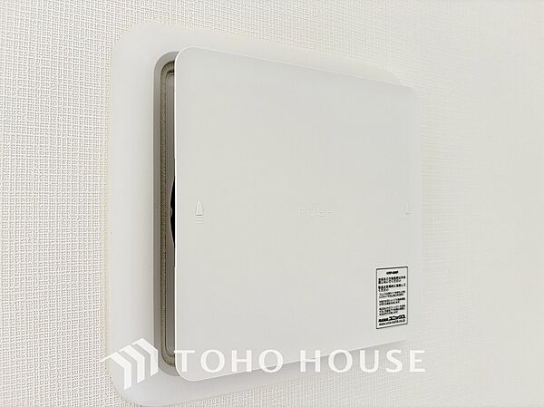 常に綺麗な空気を循環させ、新鮮な環境を保つ24時間換気システム。シックハウスや結露を抑え、ご家族の健康と建物の美しさを守ります。一年中、クリーンで健やかな暮らしを叶える住まいを、ぜひ現地でご覧下さい。