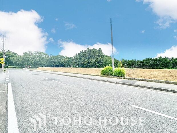 単に見た目や質感の良さを、追求するだけではありません。私たちは、建物の基礎や構造といった、目には見えにくい部分にこそ、徹底的にこだわります。住む人の、未来と安全を支える、誠実な家づくりをお届けします。