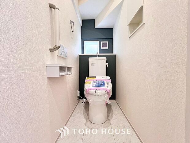 毎日使うトイレには快適な温水洗浄便座を完備しています。清潔感のあるプライベート空間で日々の生活に心地よいゆとりをプラス。毎日の暮らしをさらに一段と快適にしてくれる、嬉しいこだわり設備仕様の住まいです。