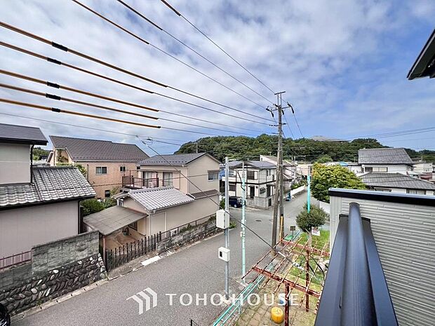 豊かな眺望にふさわしい空間は、通風・採光に優れ、心地よい光と風があふれています。明るい陽ざしが差し込む開放的なリビングとも繋がり、毎日の暮らしに上質な癒やしと特別な時間を届けてくれる素敵な住まいです。