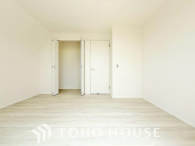 建物内部の収納には拘りました。共有部分に設けた収納。お荷物が多い方にも安心です。