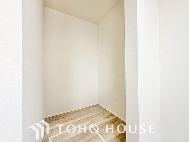 大容量のウォークインクローゼット。大きさ&広さの感覚が画像では伝わりづらいので是非現地をご覧下さい。