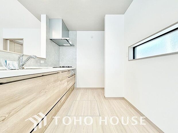 随所に、料理への配慮が施された、美しく使いやすいキッチン空間。優しい温もりに包まれた広々スペースなら、毎日の調理作業も快適でスムーズです。料理の時間が楽しみになり、日に日に腕前も上がりそうな設計です。