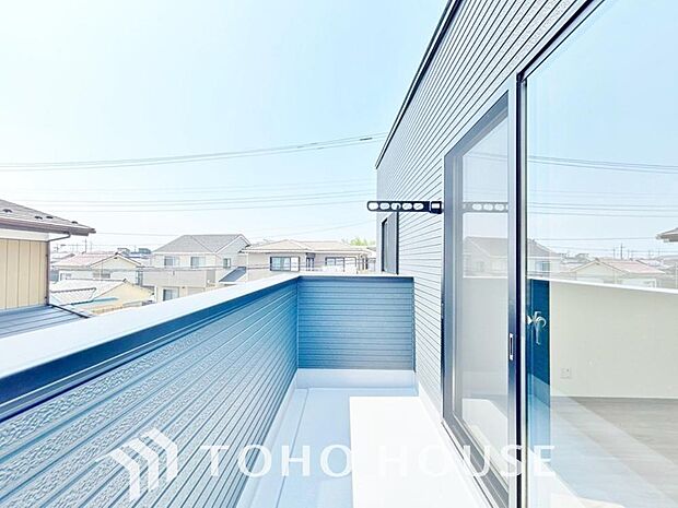 頬をなでる優しい風を感じ、つい深呼吸をしたくなる気持ちの良い眺望が広がるバルコニー。暖かい陽ざしがたっぷりと差し込む空間は晴れた日には洗濯物もよく乾き、毎日の家事タイムも心地よい時間に変えてくれます。