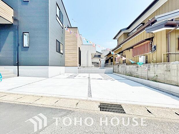 マンションとは異なり、移動がスムーズな敷地内駐車場を完備。荷物の多い日も安心です。いつでも自宅の目の前で愛車のお手入れができるため、車好きのご主人様も大満足。日々のカーライフがより快適になります。