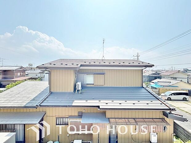 青空を感じられるバルコニーには、爽やかな風が吹き抜け、周辺には戸建住宅街の景色が広がります・・・。その豊かな眺望にふさわしい住空間には、通風と採光にも優れ、心地よい光と風があふれる設計となっています。