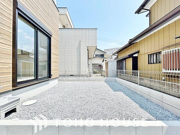窓の先にお庭があると、風通しも良く、四季折々の変化も感じられます。どんな庭にするか、新生活の楽しい悩みのひとつ。ガーデニングやBBQなど、家族の夢が広がるプライベート空間で、豊かな日々を始めませんか。