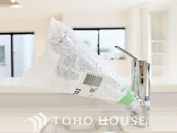 ワンタッチで浄水と原水を切り替えできる浄水器一体型水栓は水道水に含まれる有害物質を除去してくれます。