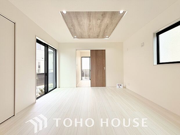 光が注がれる青い空から鮮やかに赤色にゆっくりと染まる。そんな優しい時間がここでは流れてゆく。