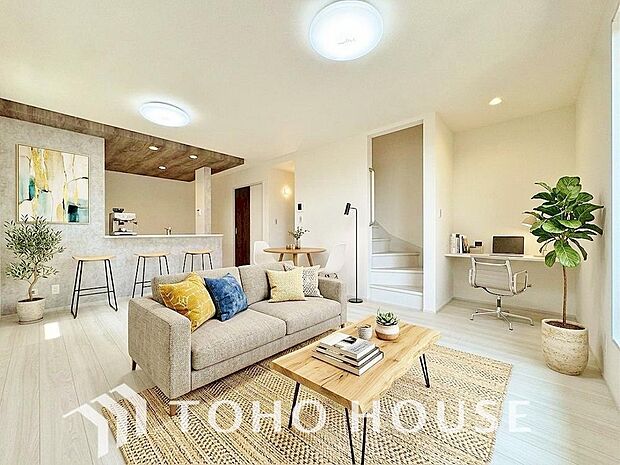 造りこんだ空間演出の妙が生み出す光と質のハーモニーは、この住宅のクオリティの良さを実感させてくれますね。モダンで美しい佇まいが、毎日の暮らしに彩りを添えてくれます。※家具・家電はAI加工によるものです