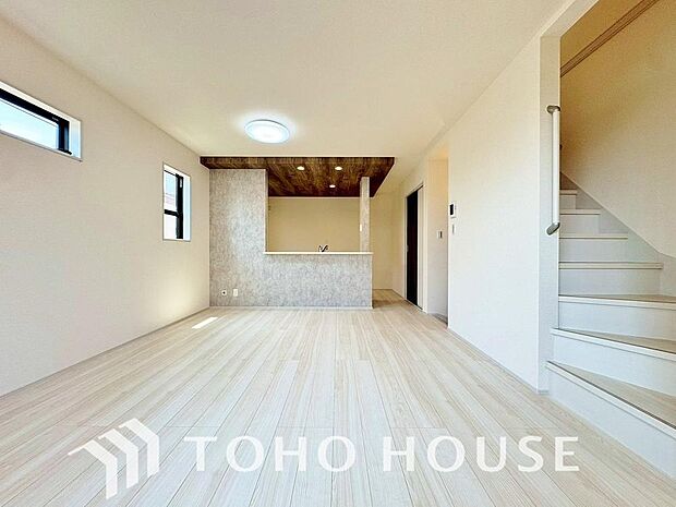広々としたLDKは、家族が自然に集まりやすく、一緒に過ごす時間を楽しめる工夫が施されています。陽光が差し込む開放的な空間で、自然と会話が弾み笑顔が溢れます。心地よい団らんを育む、こだわり満載の住まい。
