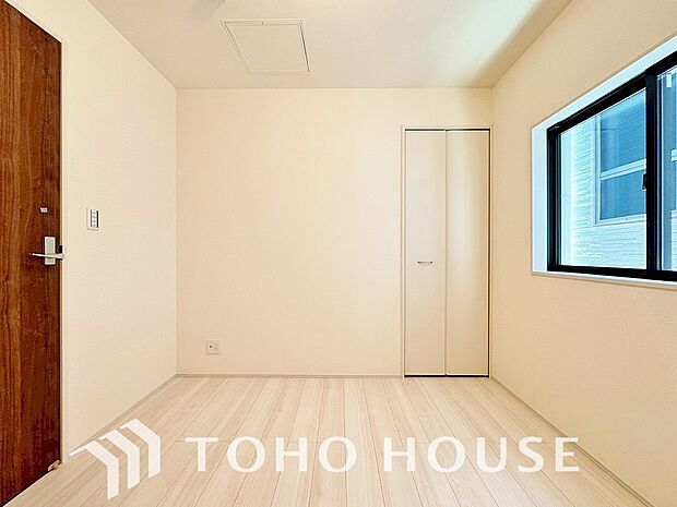 居室にはクローゼットを完備し、自由度の高い家具の配置が叶うシンプルな空間です。衣類や物がすっきりと収まるため、お部屋の広さを有効活用できます。模様替えも楽しみやすく、自分好みの快適な寝室や子供部屋に。