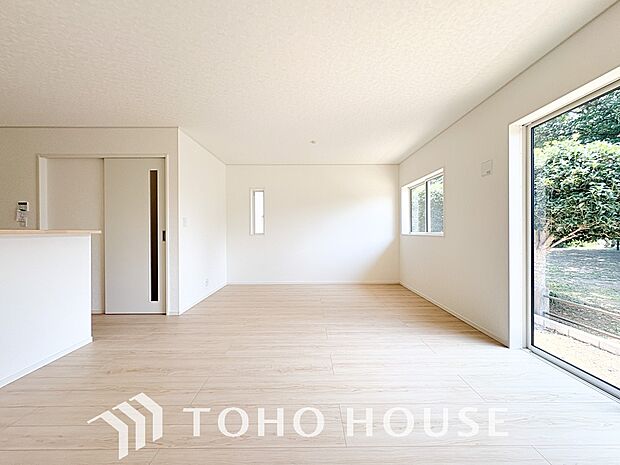 光が注がれる青い空から鮮やかに赤色にゆっくりと染まる。そんな優しい時間がここでは流れてゆく。