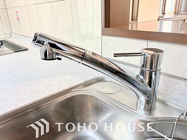 ワンタッチで浄水と原水を切り替えできる浄水器一体型水栓は水道水に含まれる有害物質を除去してくれます。
