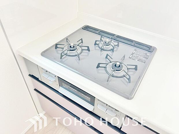 お料理の幅が広がる3口ガスコンロを採用。複数のメニューを同時に効率よく調理できるため、忙しい夕食の準備も手際よくこなせます。強火力で炒め物も美味しく仕上がり、毎日の食卓をよりゆたかに彩るキッチンです。